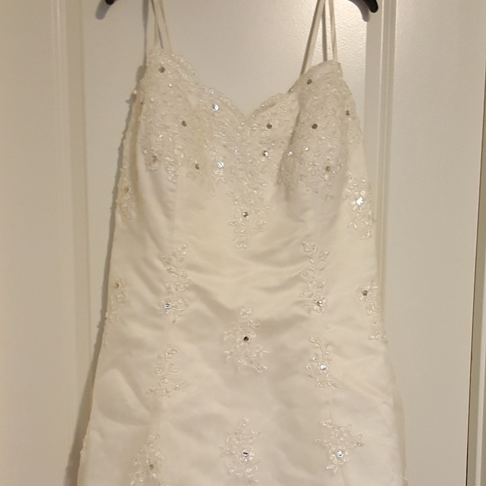 JJ's House Hong Kong off white wedding dress